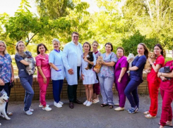 Одни мурчат, другие виляют хвостами от счастья: так четвероногие и хвостатые благодарят своих героев в белых халатах