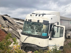Водитель погиб при столкновении огромного самосвала из Москвы с сараем рядом с трассой Цимлянск - Шахты