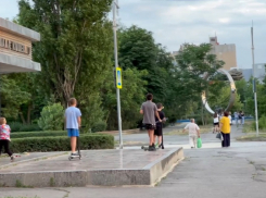 Дети устроили площадку для трюков на памятнике Герою Советского Союза в Волгодонске 