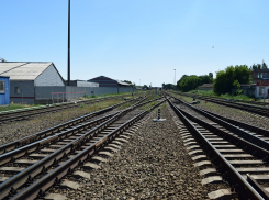 «За нарушение правил люди расплачиваются здоровьем и жизнью»: волгодонцам напомнили об опасности железных дорог