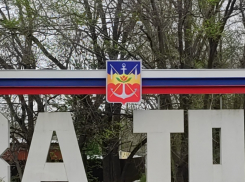 Новый яркий герб взамен потускневшего установили в Волгодонске на композиции «Слава труду!»