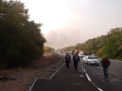 Трассу Цимлянск - Шахты перекрыли из-за лесного пожара