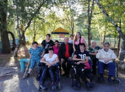 Инвалиды-колясочники закрыли сезон совместных выездов на природу