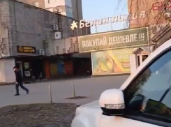 Царапающий гвоздем припаркованные машины хулиган появился в микрорайоне В-8