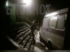 Падающие на скользком крыльце друг за другом врачи «скорой» в Волгодонске попали на видео