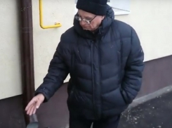 В Волгодонске  85-летний ветеран  рискует сломать ноги из-за огромной канавы у подъезда