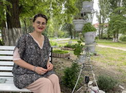 Из кондитера в волшебницу ландшафта: жительница Волгодонска превратила пустырь у дома в «Парк Счастья» 