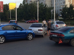 По невнимательности на кольце у Мирного атома столкнулись три автомобиля