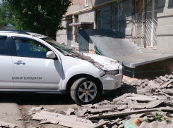 В Волгодонске съехавшая крыша на улице Горького повредила припаркованный у дома автомобиль 
