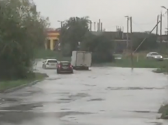 Несколько машин «утонули» на проспекте Мира в Волгодонске 