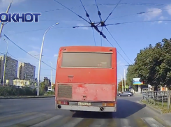 Водитель пассажирского автобуса свернул с маршрута и проехал на «красный» в Волгодонске