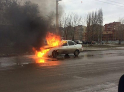 Полыхающая «Лада Приора» недалеко от «Сокол Моторс» попала на видео