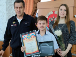 Полицейские наградили 10-летнего Диму Русакова за спасение девушки от 37-летнего похитителя из Калмыкии