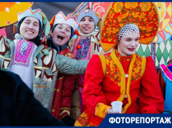 Весело и задорно волгодонцы поедали блины в первые дни весны