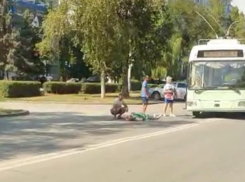 Женщину сбил троллейбус на Энтузиастов в Волгодонске: она в тяжелом состоянии