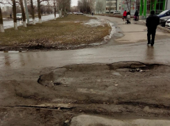 На глазах проваливается дорога, ведущая к диализному центру в Волгодонске 