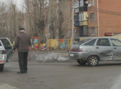 Два серебристых «ВАЗа» не поделили дорогу на светофоре в Волгодонске