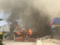 Сильнейший пожар вспыхнул в «шашлычной» на улице 30 лет Победы в Волгодонске