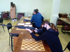 Волгодонские студенты продемонстрировали мастерство стрельбы из электронного оружия