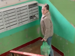 Решила мстить: в Волгодонске многодетная мать заваливает мусором двери и почтовый ящик обидчицы после семилетней ссоры