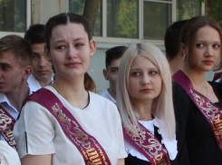 Радость и грусть одновременно: для волгодонских выпускников прозвенел последний звонок