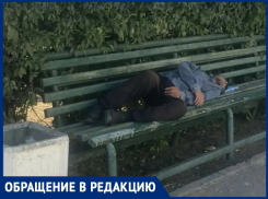 «Тут же пьют, спят и справляют нужду»: жители дома Гагарина, 61 просят убрать скамейки для алкашей