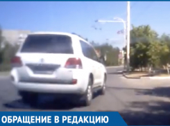 «Раз на джипе, значит все можно?»: Водитель иномарки подрезал машину с ребенком на «Мирном Атоме» 