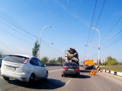Коммунальщики создали утреннюю пробку на путепроводе в Волгодонске
