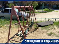 «Детям негде гулять»: в Цимлянске детская площадка заросла травой и превратилась в свалку