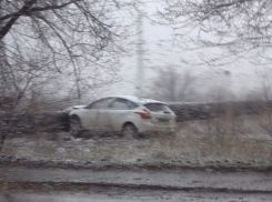 В Волгодонске «Форд» врезался в теплотрассу на Жуковском шоссе