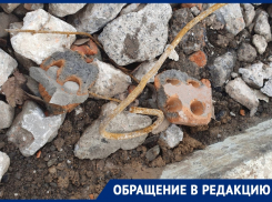 Камнями с арматурой «починили» дорогу в Волгодонске в квартале В-8