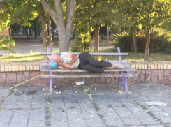 Этим будем привлекать туристов: Спящий в сквере «Дружба» на лавочке мужчина рассердил волгодонцев 