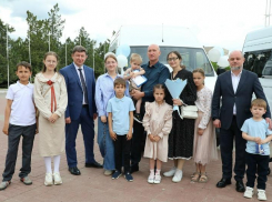 Девять семей получили микроавтобусы в Волгодонске в День многодетных семей