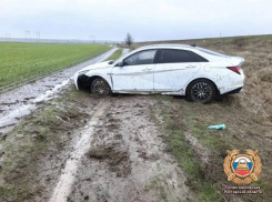 На трассе Волгодонск – Зимовники автомобиль слетел с дороги
