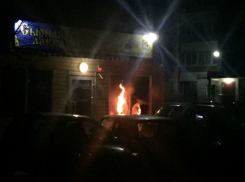 Горящий ночью во дворе дома ларёк напугал горожан
