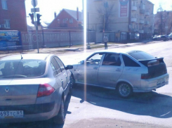 В Волгодонске «Рено» проехал на красный и столкнулся с ВАЗом