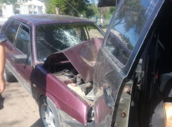 Лишенный прав пьяный водитель протаранил авто с ребенком, стоящее на обочине 