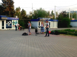 Уличные музыканты в Волгодонске облюбовали площадь у Торгового центра