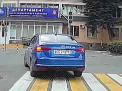 Чуть-чуть не лишился прав: водитель хотел повернуть на встречку по одностороннему, но вовремя одумался