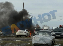 Власти раскрыли причину возгорания двух автомобилей в новой части Волгодонска 