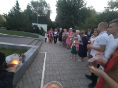«Свечу мира» зажгли волгодонцы у памятника жертвам террора