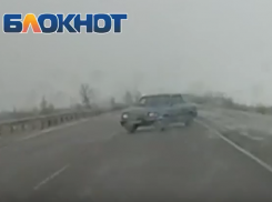 Опасный маневр водителя «Волги» на обледенелой трассе Ростов-Волгодонск попал на видео 
