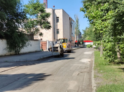 Разбитая дорога по улице 50 лет ВЛКСМ наконец дождалась ремонта