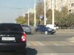 «Десятку» развернуло на 180 градусов после сильнейшего тарана «Форда» у магазина «Антарес» в Волгодонске