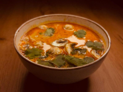 Блюдо дня от кафе «Матрешка» - «Том Ям с креветками» всего за 350 р.