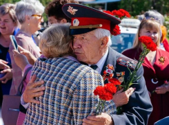 «Праздник со слезами на глазах»: как Волгодонск отметил юбилей Великой Победы: видеорепортаж