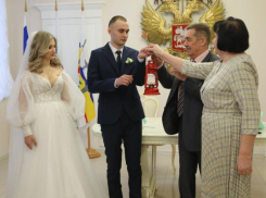 Молодоженам Волгодонска вручили символ семьи, любви и верности - семейный огонь из Мурома