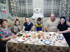 Погиб на СВО: воспитавшей семерых приемных и троих родных детей жительнице Волгодонска вручили орден Мужества младшего сына