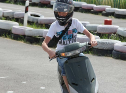 Юным волгодонским скутеристам устроили «гонку» с проверкой знания ПДД (ВИДЕО)
