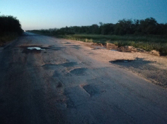 Убитую в хлам дорогу Цимлянск-Суровикино сняли на видео возмущенные автомобилисты 